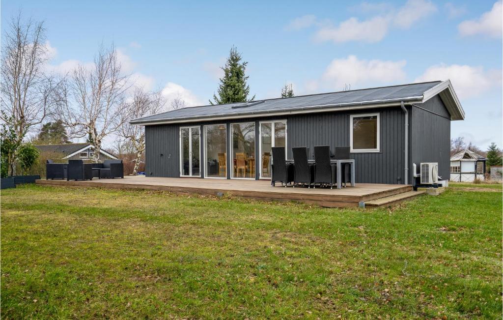 Amazing Home In Prst With Kitchen - Housity