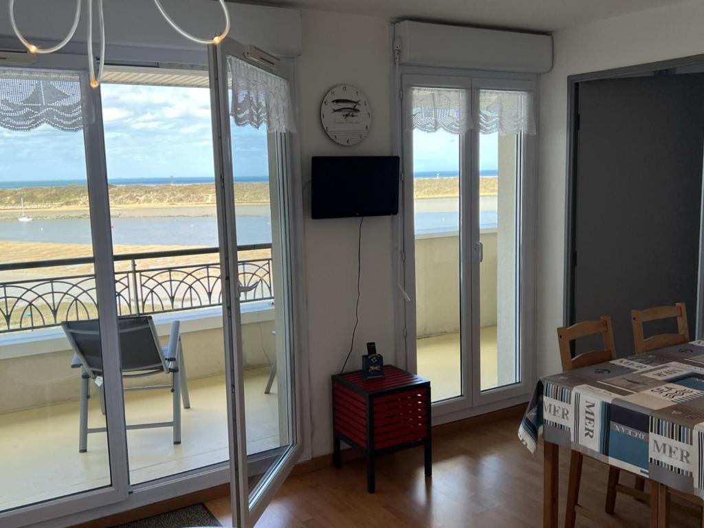 um quarto com vista para o oceano a partir da varanda em Appartement Dives-sur-Mer, 2 pièces, 4 personnes - FR-1-794-74 em Dives-sur-Mer