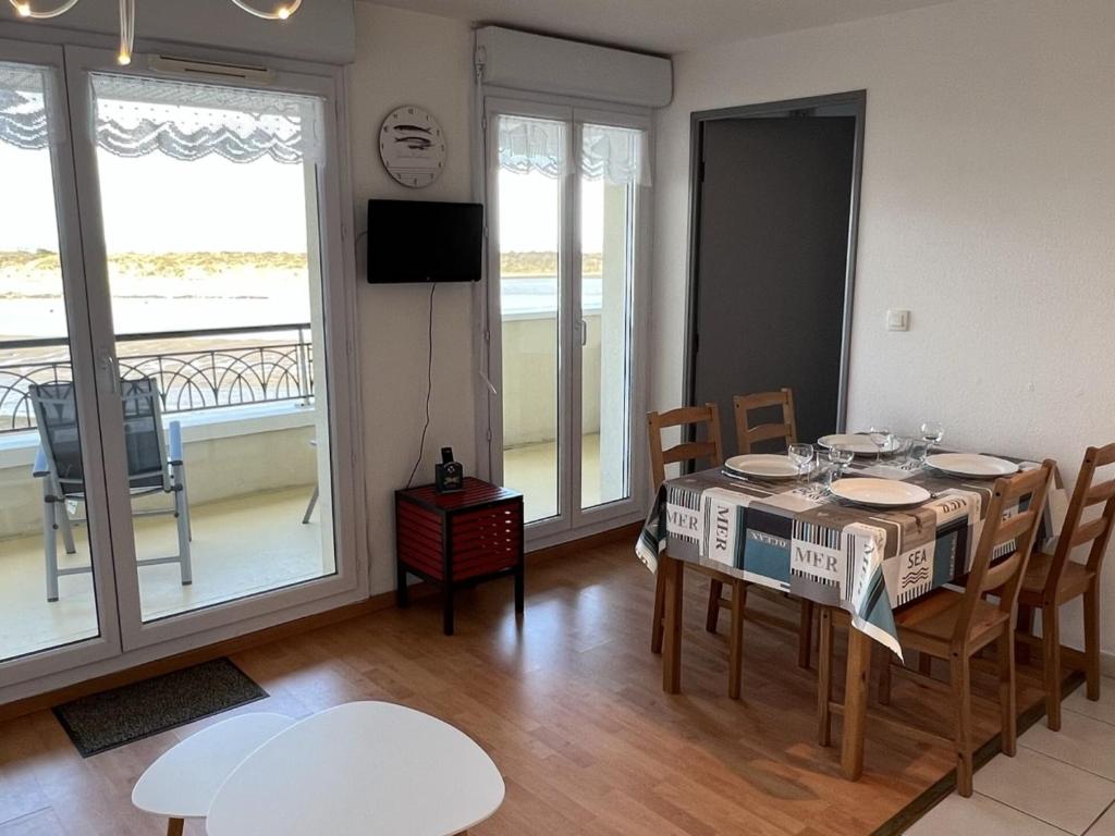 Televízia a/alebo spoločenská miestnosť v ubytovaní Appartement avec Piscine et Parking, 2 Pièces à Port-Guillaume - FR-1-487-347