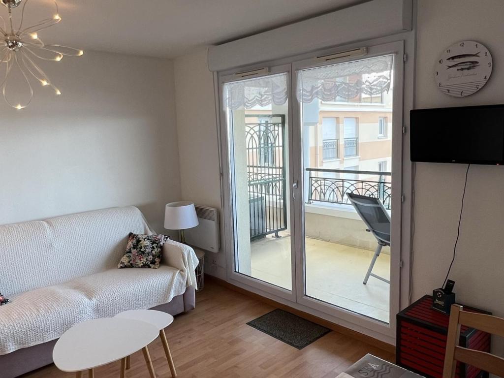Televízia a/alebo spoločenská miestnosť v ubytovaní Appartement avec Piscine et Parking, 2 Pièces à Port-Guillaume - FR-1-487-347