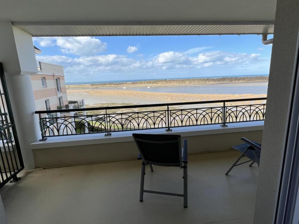 Balkón alebo terasa v ubytovaní Appartement avec Piscine et Parking, 2 Pièces à Port-Guillaume - FR-1-487-347