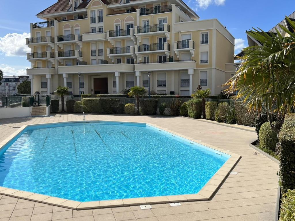 Bazén v ubytovaní Appartement avec Piscine et Parking, 2 Pièces à Port-Guillaume - FR-1-487-347 alebo v jeho blízkosti