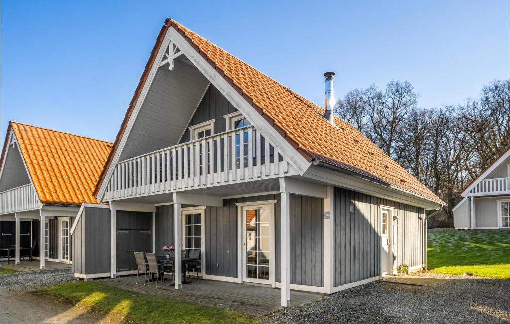 una casa grande con techo naranja en 4 Bedroom Lovely Home In Grsten, en Gråsten