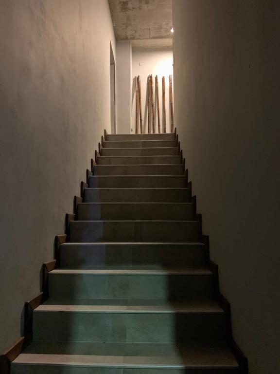 una escalera en un edificio con escaleras azules en Los plátanos 1 y 2 en Junín