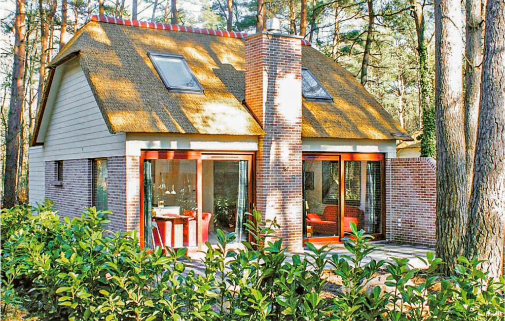 una pequeña casa en medio de un bosque en 2 Bedroom Lovely Home In Rekem-lanaken en Bovenwezet
