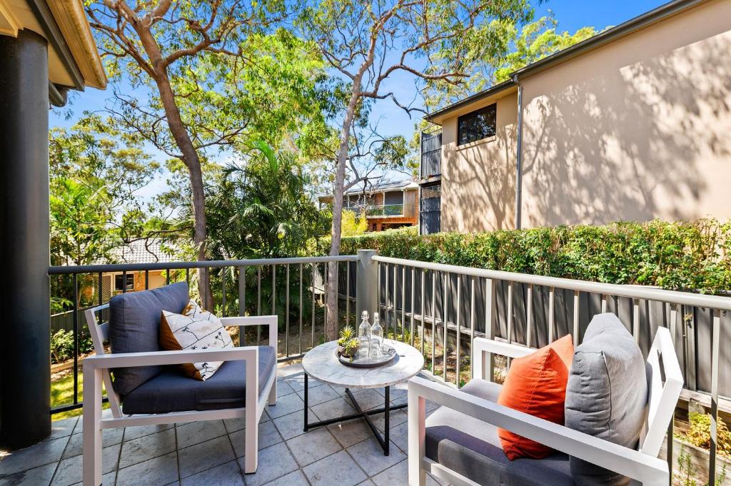 une terrasse avec deux chaises et une table dans l'établissement Trumpeter, à Corlette