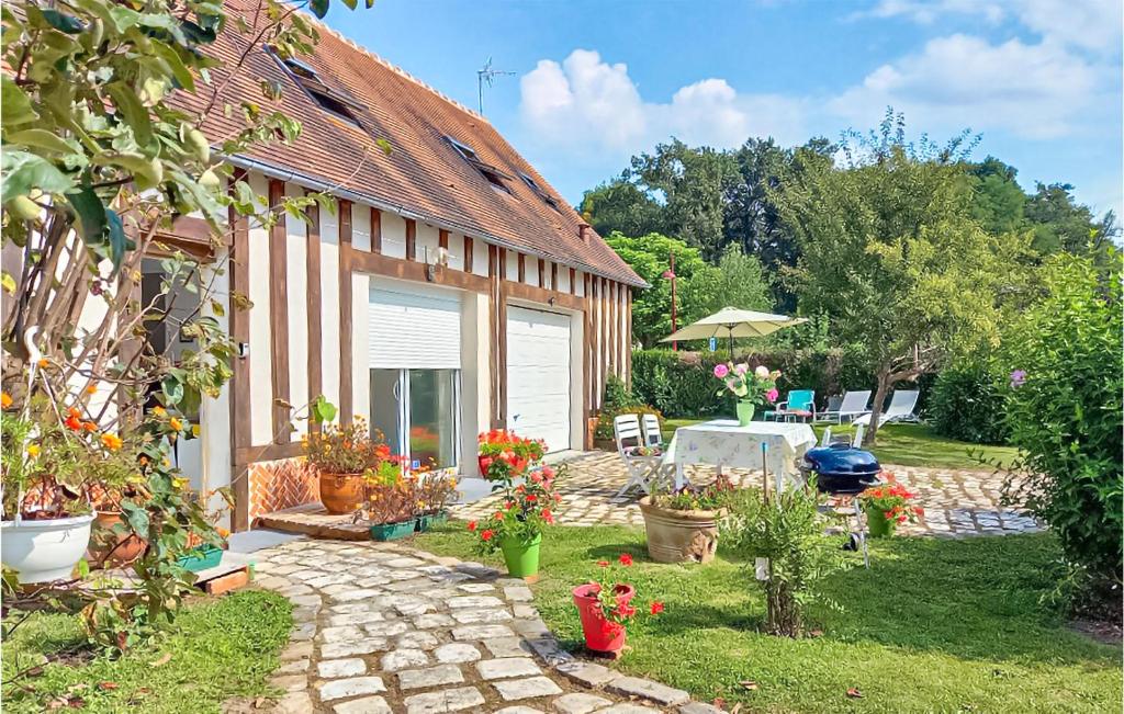 Vonkajšia záhrada v ubytovaní Awesome Home In Selles-Saint-Denis