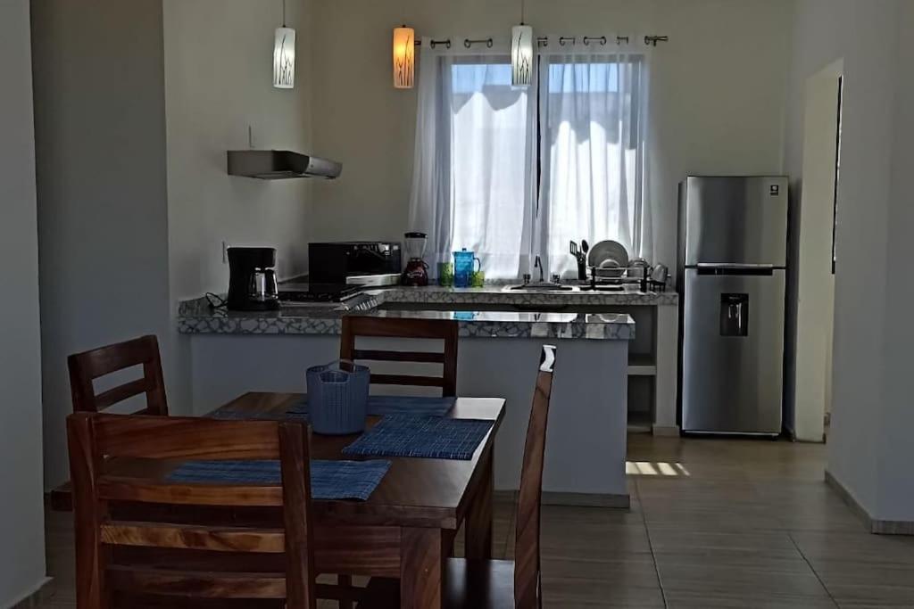 Η κουζίνα ή μικρή κουζίνα στο Departamento Marsopas a 5 minutos a pie de Bahía Carrizalillo!!! 2