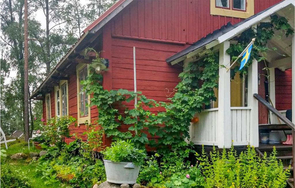 una casa roja con hiedra a un lado. en Gorgeous Home In Degerfors With Kitchen, en Degerfors