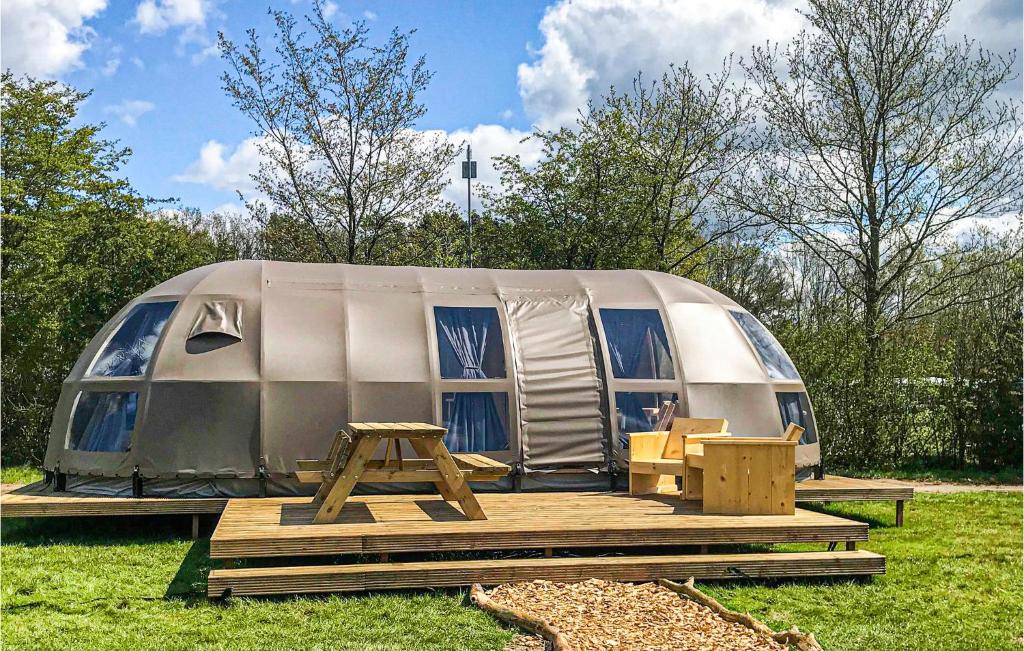 Nice Caravan In Hoogersmilde With Wifi And 2 Bedrooms 4, Hoogersmilde –  Bijgewerkte prijzen 2023