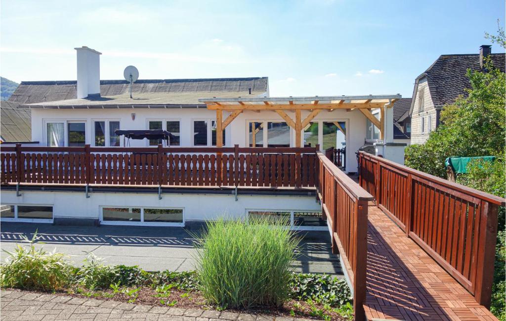 una casa con terrazza in legno e una casa di Stunning Home In Schmallenberg With Kitchen a Schmallenberg