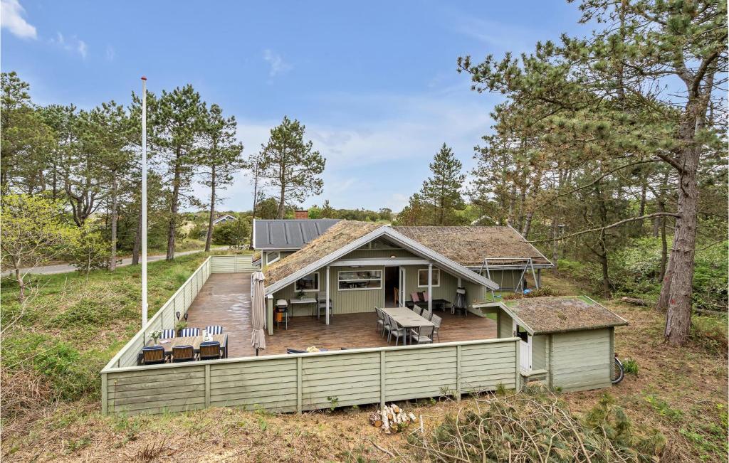 una casa con una gran terraza en el bosque en Stunning Home In Rm With Kitchen, en Bolilmark
