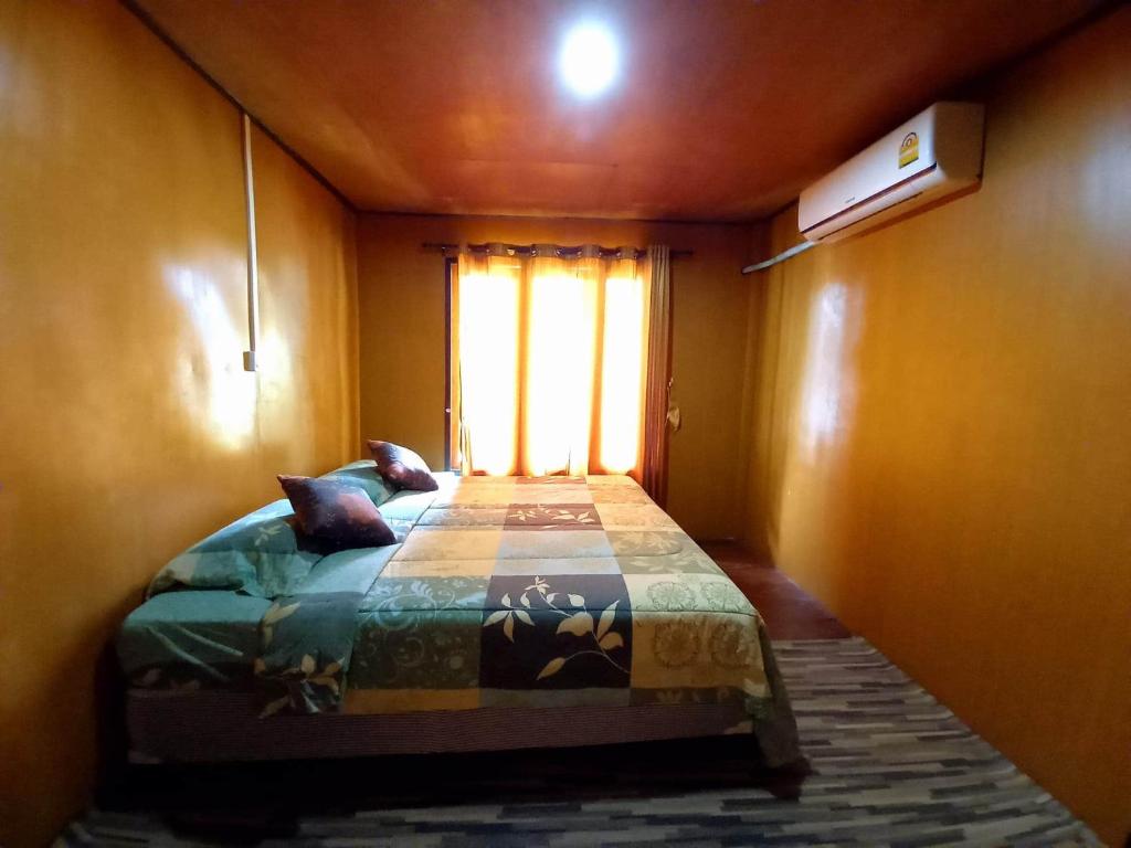 Postel nebo postele na pokoji v ubytování Patcharin Homestay