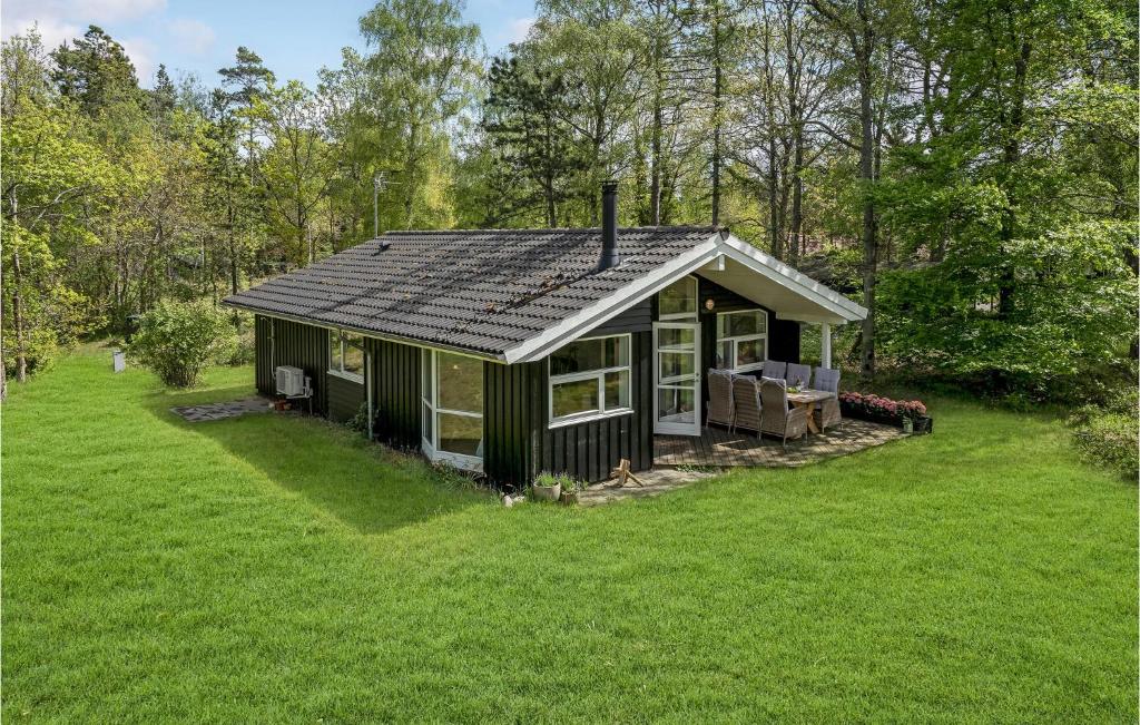 een klein huis in een grasveld bij Awesome Home In Rrvig With Kitchen in Rørvig