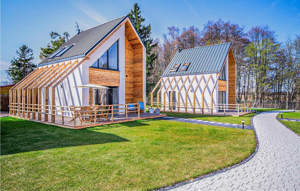 une grande maison en bois avec un toit en métal dans l'établissement Amazing Home In Nowecin With Kitchen, à Nowecin