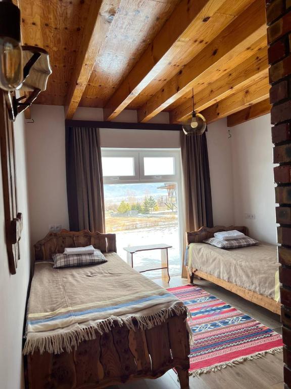 Postel nebo postele na pokoji v ubytování Kemin Guest House