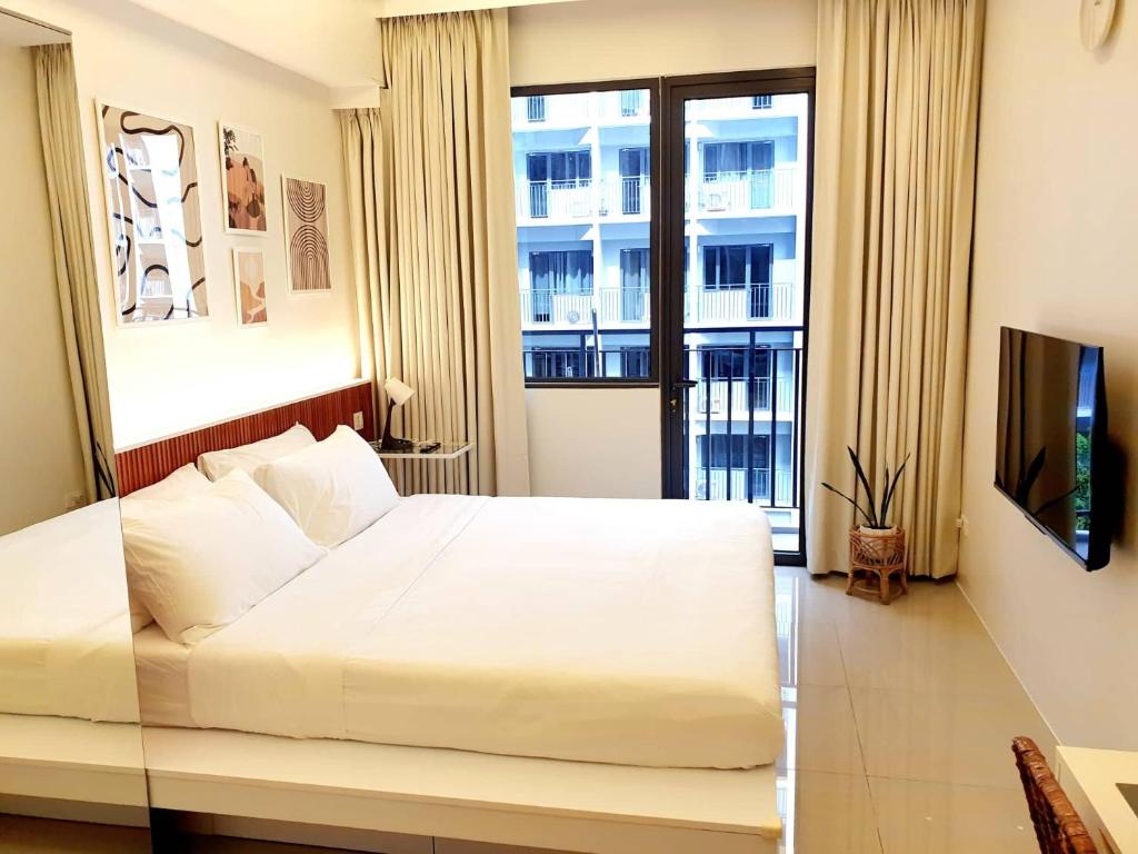 Modern Minimalist Condo w/ Pool View in Shore 2