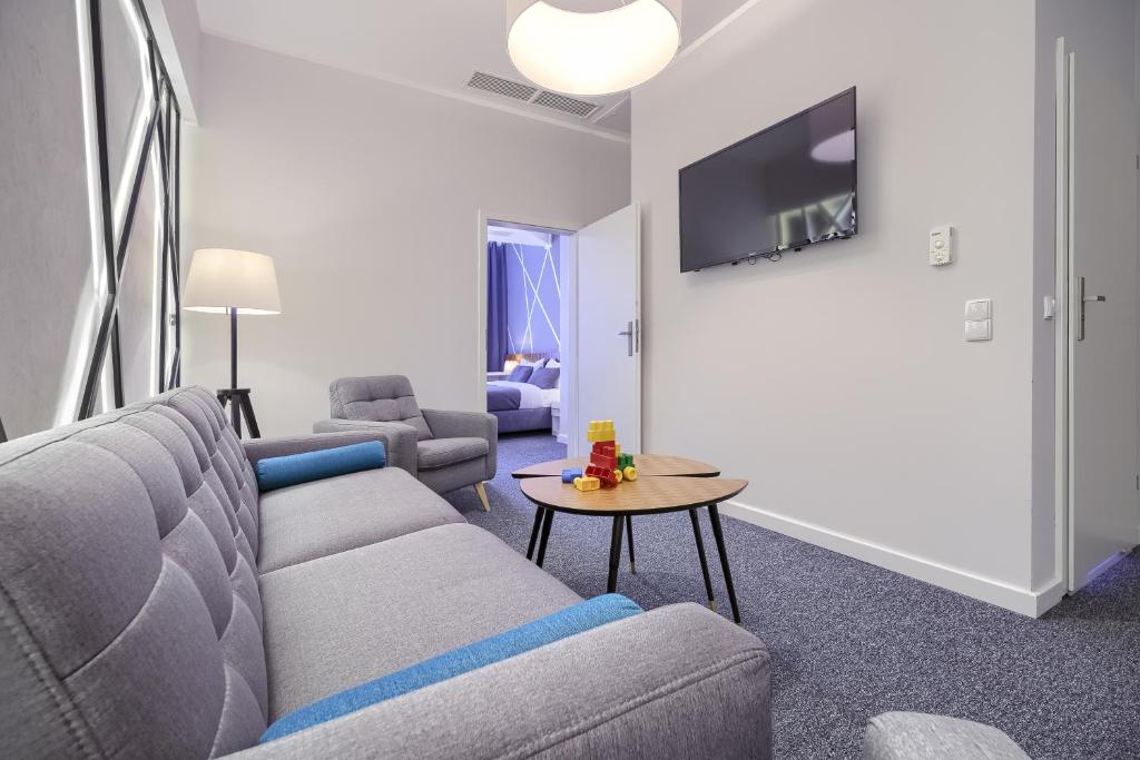 Televízia a/alebo spoločenská miestnosť v ubytovaní Park Hotel Bydgoszcz