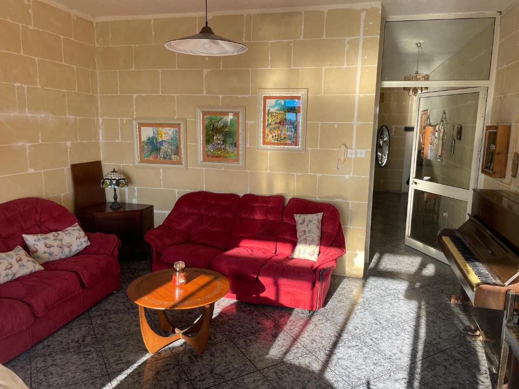 Posezení v ubytování Entire apartment with Ramla Bay view (Gozo, Malta)