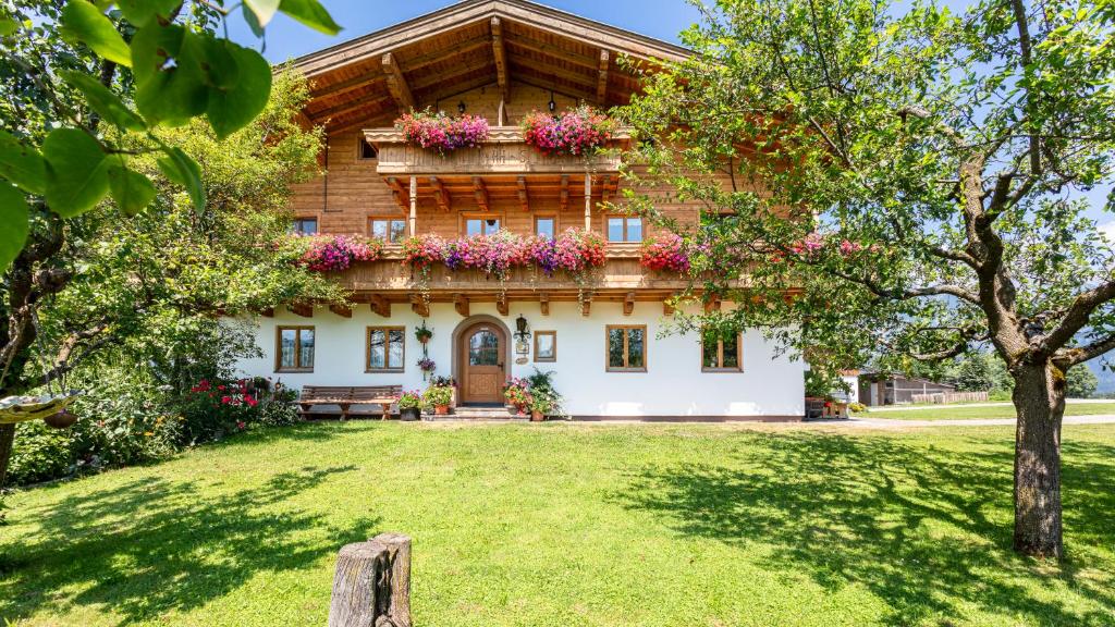 a house with flowers on the front of it at Oberhaslinghof in Saalfelden am Steinernen Meer