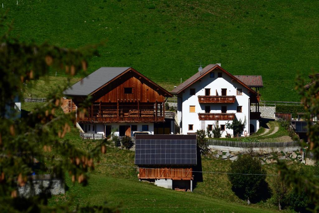 una casa con un panel solar encima en Kramerhof, en San Vigilio Di Marebbe