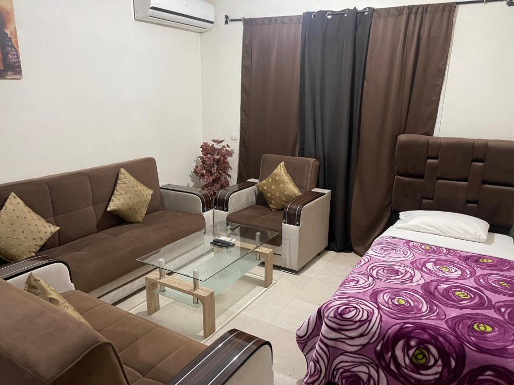 - un salon avec un canapé et une table dans l'établissement Appartement 11 2èm étage. (POUR FAMILLE), à Marrakech