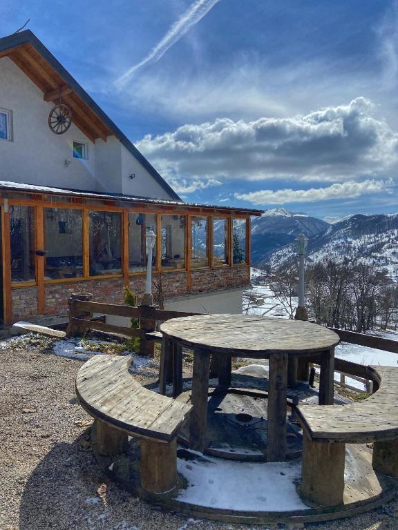 tavolo da picnic e panche di fronte a un edificio di Konak Umoljani a Umoljani