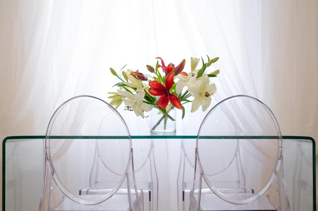 Nadiona Suites Red & Cream
