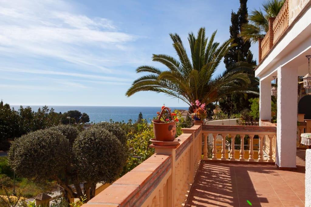 einen Balkon eines Hauses mit Meerblick in der Unterkunft Lovely house a few steps to the beach with sea view in Vélez-Málaga