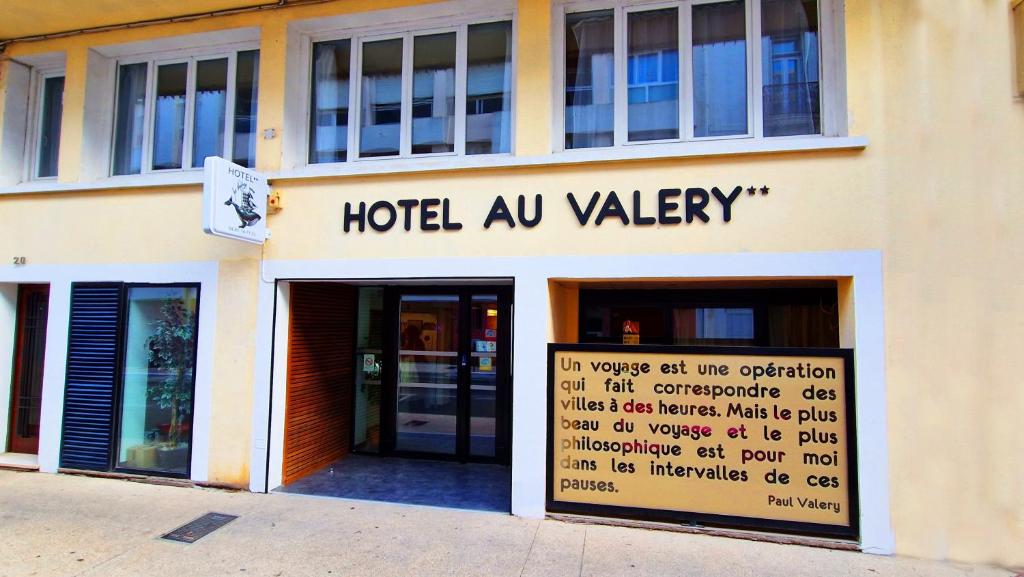 セットにあるHôtel Au Valéryの建物正面のホテルau渓谷看板