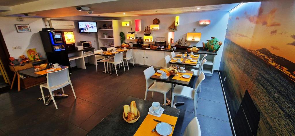Restaurace v ubytování Hôtel Au Valéry