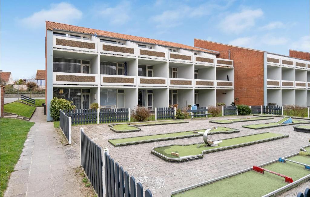 un edificio de apartamentos con un patio con campos de golf en Feriecenter Klinten, en Faaborg