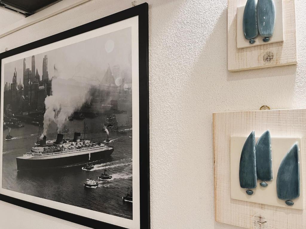 レヴァントにあるAppartamento Kikoの水上船の白黒写真