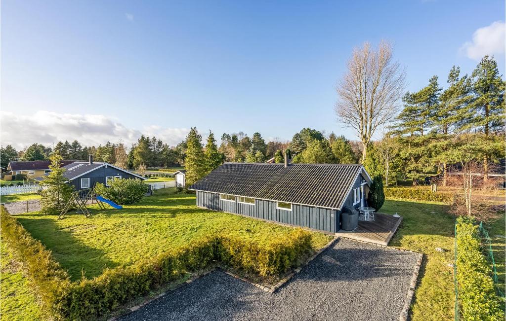 een luchtzicht op een huis met een tuin bij 4 Bedroom Lovely Home In Vggerlse in Bøtø By