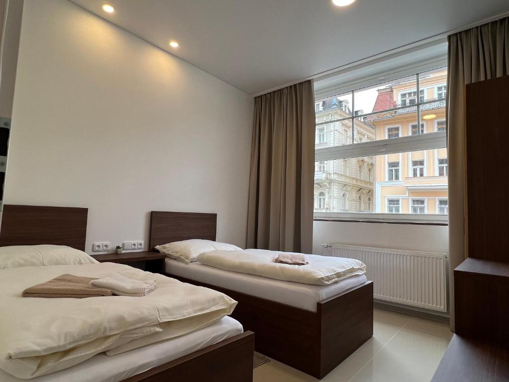 Postel nebo postele na pokoji v ubytování Madonna Apartments
