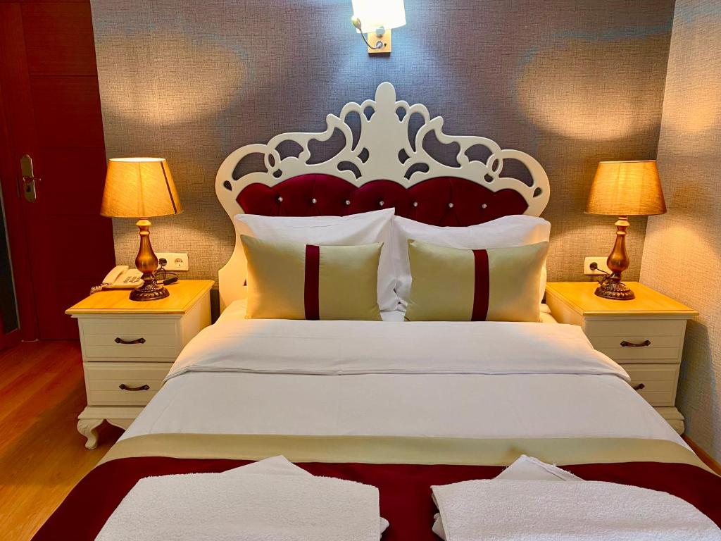 - une chambre dotée d'un grand lit avec une tête de lit rouge et blanche dans l'établissement Santefe Hotel, à Istanbul