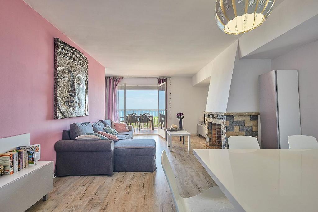 - un salon avec un canapé et une cheminée dans l'établissement La Marina, à Malgrat de Mar