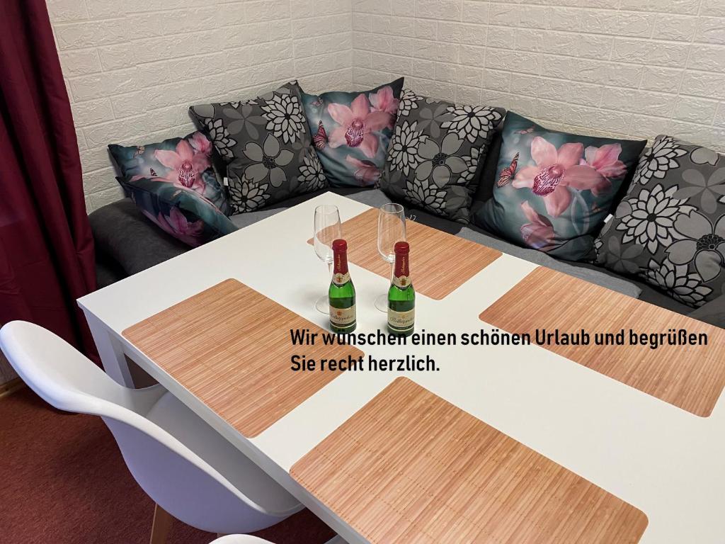 een salontafel met twee flessen wijn erop bij Ferienwohung Marina in Großwoltersdorf