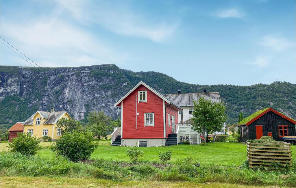 grupa domów przed górą w obiekcie 2 Bedroom Gorgeous Home In Eresfjord w mieście Nauste