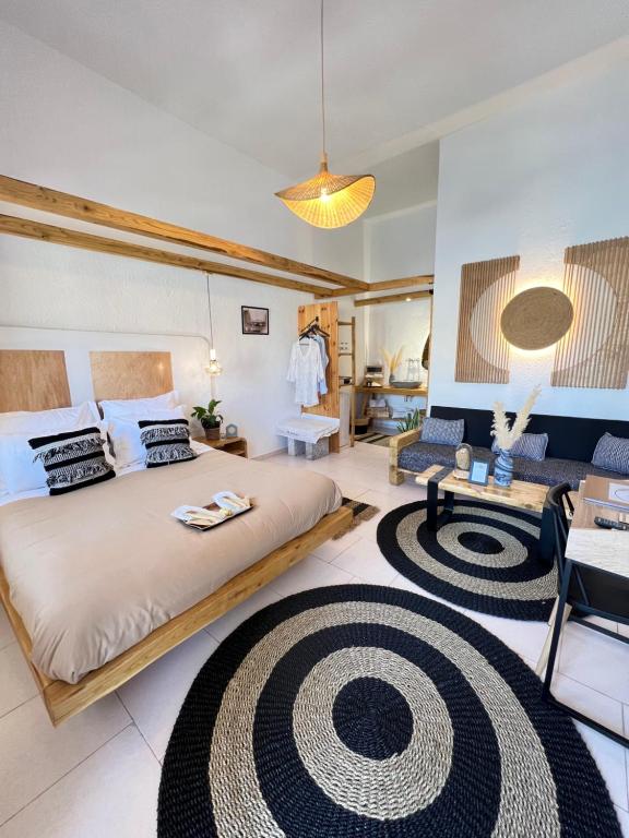 カリムノスにあるSpongia Apartments Kalymnosのベッドルーム(大型ベッド1台、ソファ付)