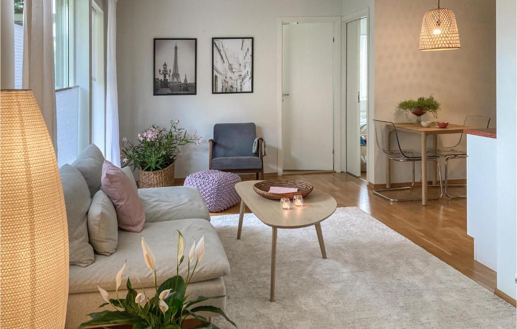 Posezení v ubytování Stunning Apartment In Kristiansand S With Wifi And 2 Bedrooms