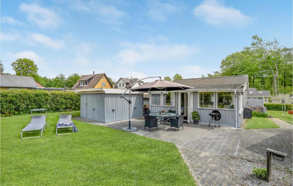 un patio trasero con una mesa y sillas y una casa en 3 Bedroom Awesome Home In Haderslev, en Haderslev