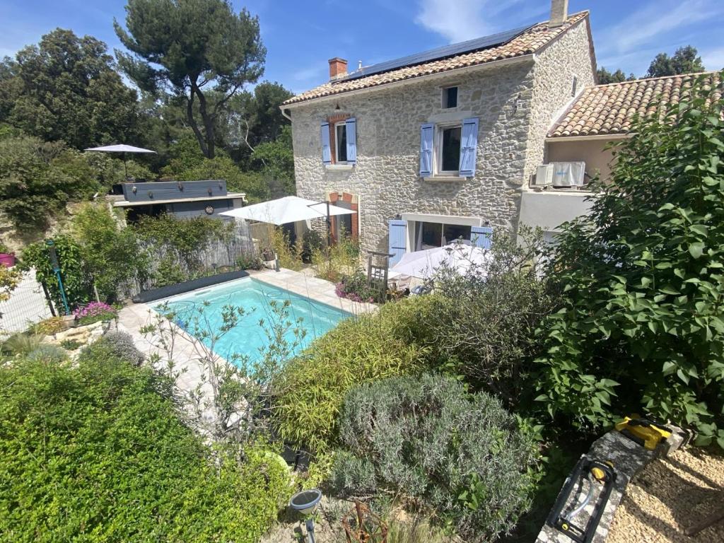 - une vue extérieure sur une maison avec une piscine dans l'établissement La suite de charme du Mas de la Fontaine de Jonquier avec SPA privatif, à Séguret