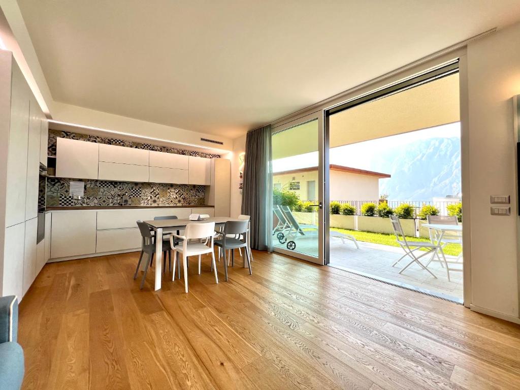 A kitchen or kitchenette at Due Lune Home