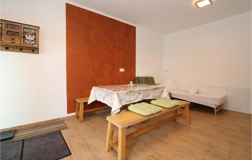 ein Wohnzimmer mit einem Tisch und einer Bank in der Unterkunft 1 Bedroom Stunning Apartment In Lngenfeld in Längenfeld