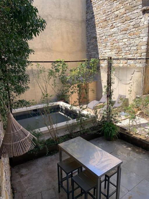 Fotografia z galérie ubytovania Maison atypique avec jardin et piscine v destinácii Cornillon