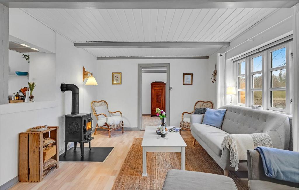 Posezení v ubytování Cozy Home In Rudkøbing With Wifi