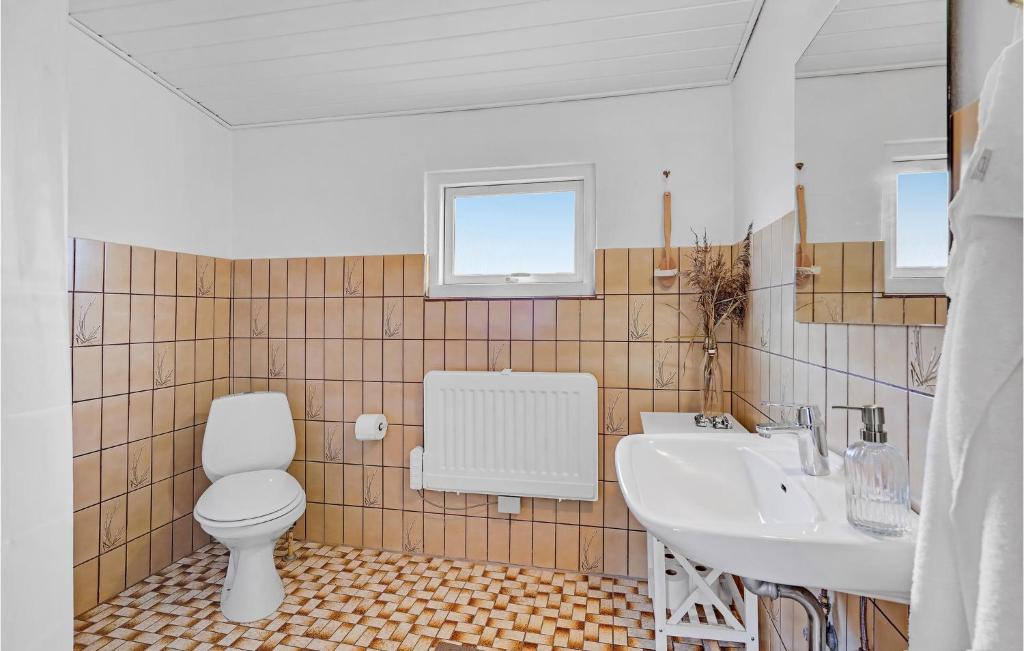 Koupelna v ubytování Cozy Home In Rudkøbing With Wifi