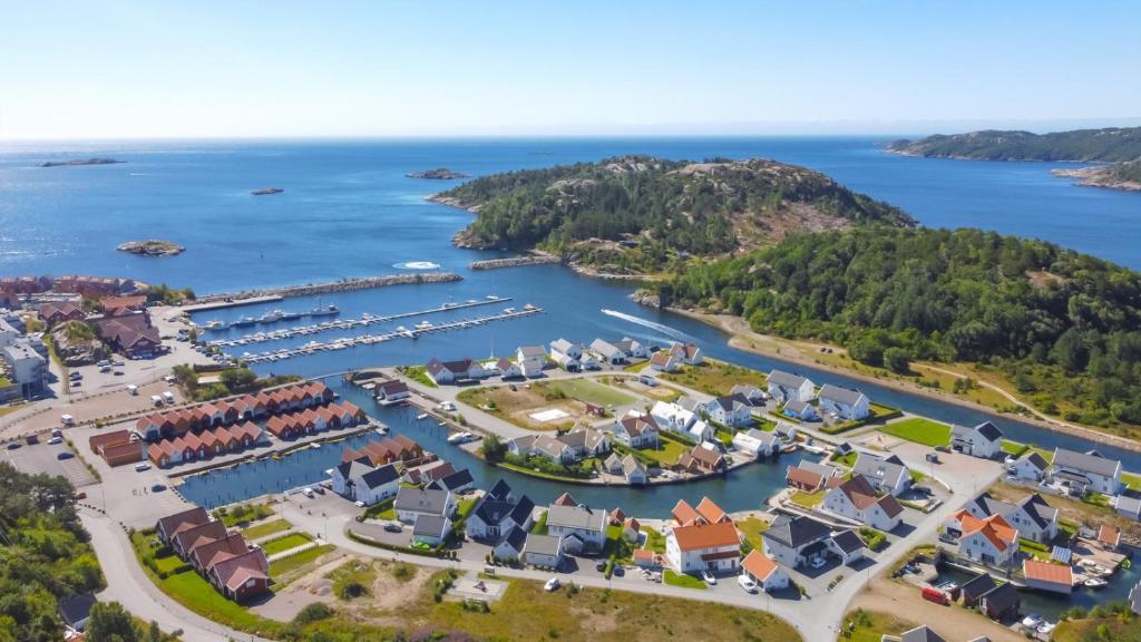 uma vista aérea de uma marina com barcos em Apartment with boat em Spangereid