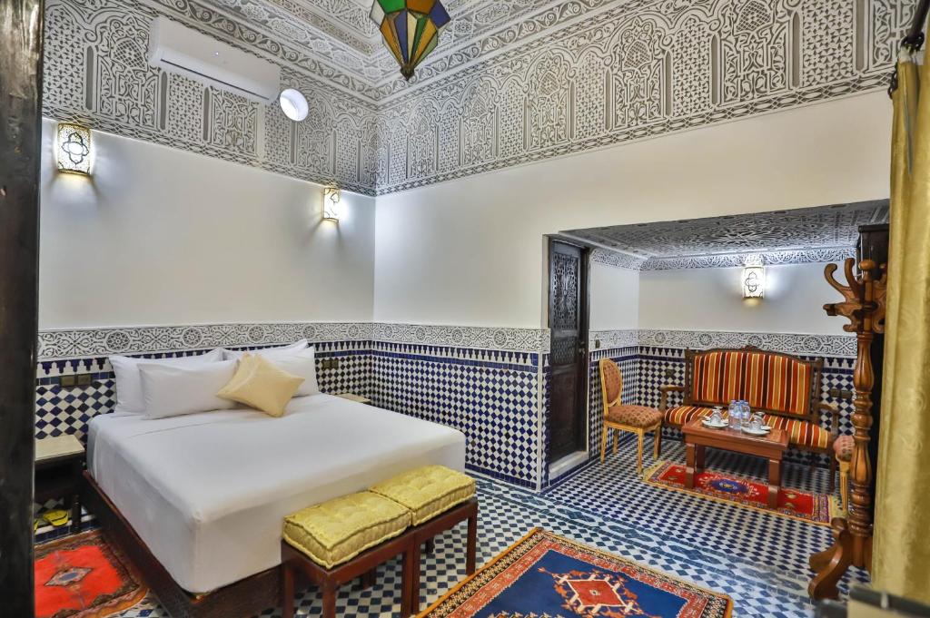Postel nebo postele na pokoji v ubytování Riad Farouzi Fes